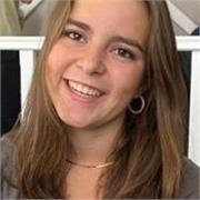 Soutien scolaire seconde /collège/primaire à Lille et en visio par une étudiante bienveillante et souriante.